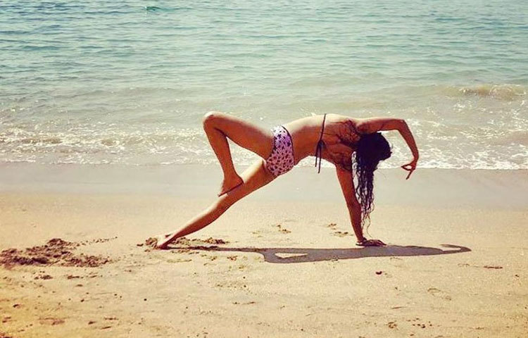 টিভি অভিনেতা করণ গ্রোভারের সঙ্গে তার সম্পর্ক তৈরি হয়েছিল।