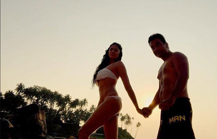 এরপরে প্রিয় বন্ধু রণিত বিশ্বাসের সঙ্গে সম্পর্কসূত্রে বাঁধা পড়েছেন কবিতা।