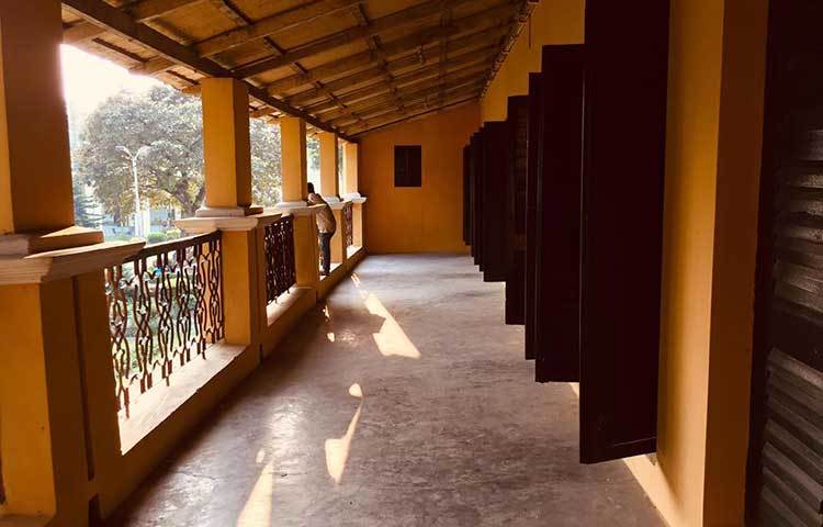 বারান্দায় দাঁডিয়ে কাছারিবাড়ির সৌন্দর্য উপভোগ করছেন একজন দর্শনার্থী। ছবি : রবিউল ইসলাম পলাশ