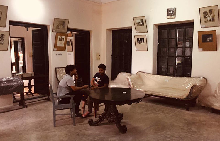 কাছারিবাড়ির ভেতরের ছবি। দেশের বিভিন্ন স্থান প্রতিদিন দর্শনার্থীরা এই বাড়িটি দেখতে ছুটে আসেন। ছবি : রবিউল ইসলাম পলাশ