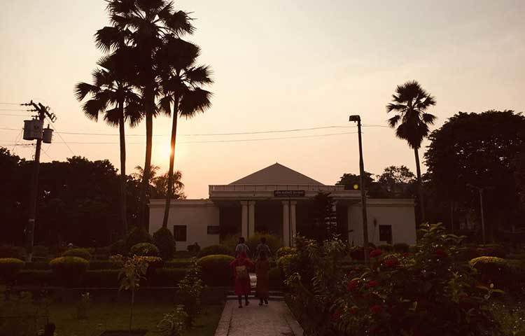 শেষ বিকেলের আলোয় রবীন্দ্র কাছারিবাড়ি। ছবি : রবিউল ইসলাম পলাশ