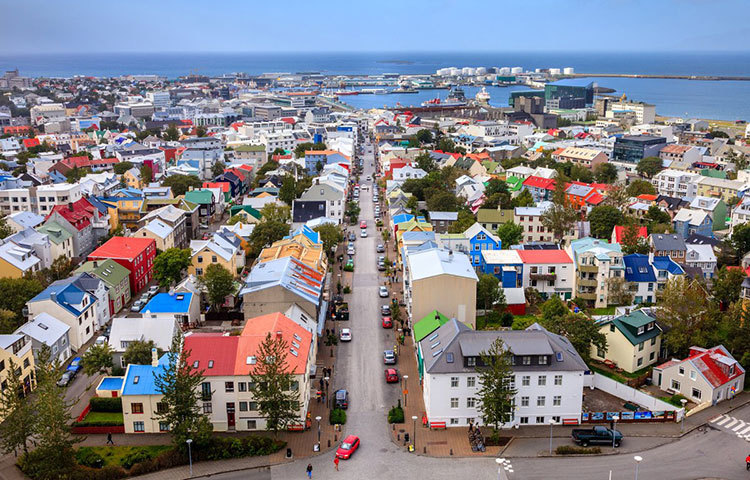 শ্রেষ্ঠ জীবনমানের তালিকায় দশ নম্বরে রয়েছে আইসল্যান্ডের নাম। দেশটির কর্মক্ষম মানুষের ০.৭ শতাংশ এক বছরের বেশি সময় ধরে বেকার ছিল।