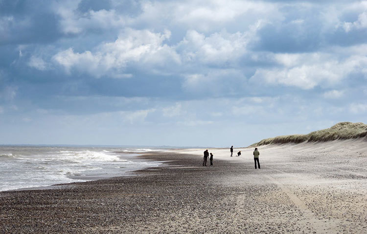 তালিকার তৃতীয় সারিতে আছে ডেনমার্ক। ছুটির সময় কর্মীদের পারিশ্রমীক দেওয়ার ক্ষেত্রে সবার আগে রয়েছে দেশটি। প্রতিবছর ৫ সপ্তাহের ছুটিতেও অর্থ পান কর্মীরা। ফুল-টাইম চাকরিজীবীরাও বছরের ৬৬ শতাংশ দিন নিজের খেয়াল রাখার পেছনে সময় ব্যয় করেন।