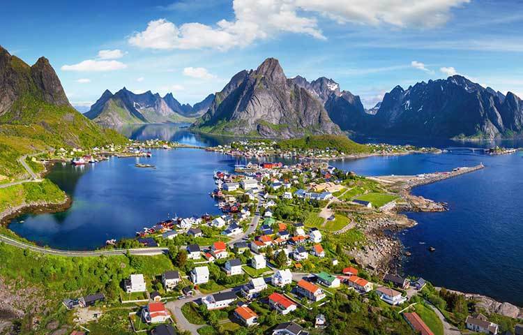 এটি নরওয়ের লোফোটেন দ্বীপমালার একটি গ্রাম। এর মান রেইনে। জেলেদের এ গ্রাম অপূর্ব সুন্দর। এই গ্রাম থেকে নর্দান লাইটস দেখা যায়।