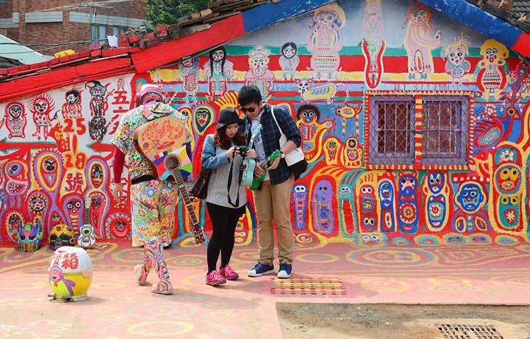 এটি তাইওয়ানের একটি সুন্দর গ্রাম। এখানকার রেইনবো ভিলেজ শিল্পী হুয়াং ইয়ুং-ফু এ গ্রামকে দিয়েছেন স্বপ্নের রং।এটি বর্তমানে একটি পর্যটন কেন্দ্র।