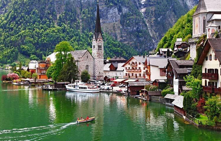 এই গ্রামটি অস্ট্রিয়ান। গ্রামটির নাম হালস্টাট। হলসটাটার সি লেক এবং ড্যাচেস্টেইন পাহাড়ের মাঝে অবস্থিত। ফেরিতে উঠে চক্কর দিলে মনোমুগ্ধকর দৃশ্য চোখে পড়বে।