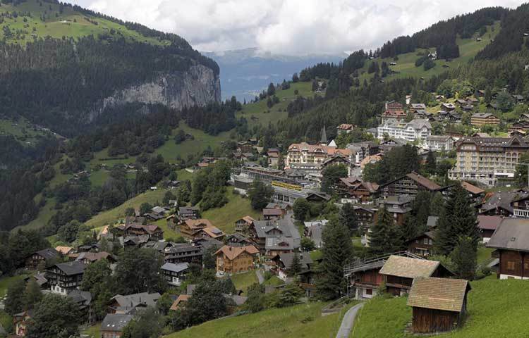 সুইজারল্যান্ডের ওয়েনগেন গ্রামটি এমনই এক দারুণ সুন্দর গ্রাম। এটি দেখতে বিভিন্ন দেশের পর্যটকরা দেখতে আসেন।