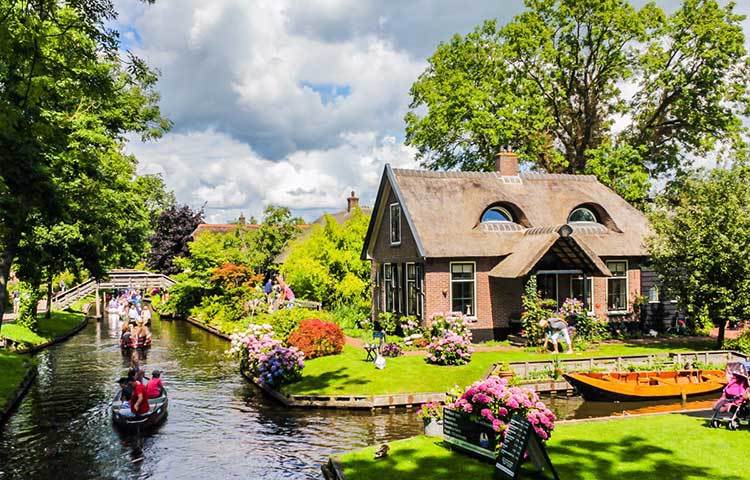 হল্যান্ডের এই গ্রামটি ‘ডাচ ভেনিস’ নামে পরিচিত। ওভারিজেসেল ক্যানাল সিস্টেমের মধ্যভাগে অবস্থিত।