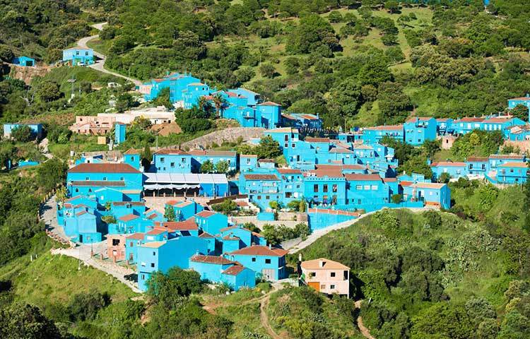 স্পেনের আন্দালুসিয়ার ভ্যালে ডেল জেনালে অবস্থিত গ্রামটিরনাম জাজকার। ২০১১ সালে এখানে ‘দ্য স্মার্ফ থ্রি ডি’ সিনেমাটি তৈরি হয়।