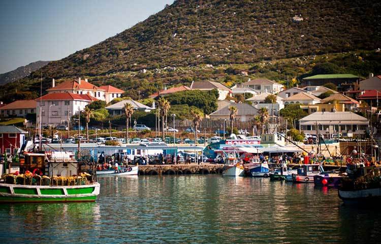 দক্ষিণ আফ্রিকার কেপটাউনের অদ্ভুত সুন্দর একটি গ্রাম এটি। এর নাম কাল্ক বে। এখানে প্রচুর সামুদ্রিক খাবার পাওয়া যায়।