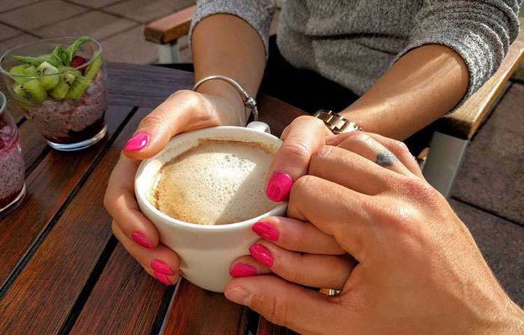 দেশ-বিদেশের নানা মনোবিদ ও ব্যবহার বিশেষজ্ঞদের মতে, হরমোনের নানা কারিকুরি, চার পাশের অবস্থান, পরিস্থিতি এ সবের ভূমিকা ওই রূপ-গুণ-রুচি-মতের মিলের চেয়েও বেশি। ঠিক কী কী অদ্ভুত বিষয়কে প্রেমে পড়া বা বন্ধুত্ব স্থাপনের কারণ হিসাবে দাবি করছেন গবেষকরা।