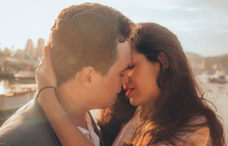 ক্লেটন স্টেট ইউনিভার্সিটির গবেষকদের মতে, প্রেম বা সম্পর্কে এগোনোর ক্ষেত্রে শারীরিক চাহিদা ও মিলন অত্যন্ত কার্যকরী ভূমিকা পালন করে। পরিস্থিতিগত কারণে দু’জন মানুষ যদি দু’জনের প্রতি সম্মান-সহ শারীরিক সম্পর্কে লিপ্ত হন, তবে তাপিটুইটারি গ্রন্থিকে উদ্দীপ্ত করে মানসিক আকর্ষণেরও জন্ম দেয়।