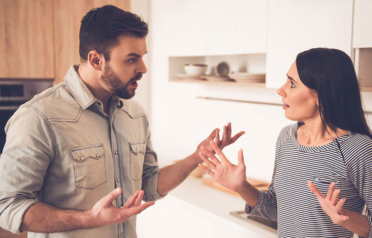 কোনো মানুষের সঙ্গে তীব্র বিবাদ বা লাগাতার ছোটখাটো বিষয়ে সমস্যা লেগেই থাকে? সাবধান! এখান থেকেও প্রেমে পড়া অস্বাভাবিক নয় মোটেই। বরং এই সব খিটিমিটি উল্টে কখনও ডোপামিনকে উত্তেজিত করে। তাই ঝগড়ার মানুষটার প্রতিও কোথাও মায়া কাজ করে কোনো কোনও মানুষের মনে। বহু সিনেমাও এমন গল্পের সাক্ষী।