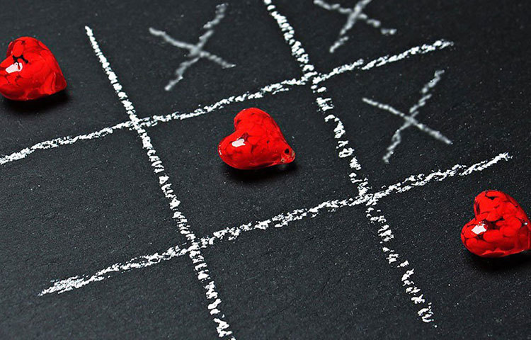 প্রেমে পড়ার বেশির ভাগ কাজটাই হরমোনের খেলা। তাই ‘বিপরীত মেরু একে অন্যকে টানে’- এমন তত্তে¡ খুব একটা ভরসা জোগাচ্ছেন না বিজ্ঞানীরা। তাদের মতে, আধুনিক জীবনযাত্রা, কর্মব্যস্ত সময়ে মানুষ খুব সংঘাতে যেতে রাজি নন। তাই অনেক সময় মতামতের ডোপামিন ক্ষরণ হয় না। বরং মতে মেলে এমন মানুষকেই সে বেছে নিতে চায়।