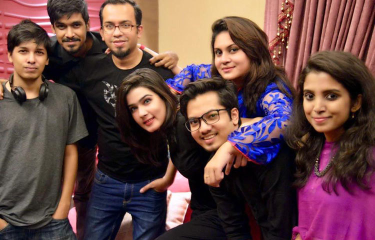 জন্মদিনে ঘরোয়া পরিবেশে মাহি।