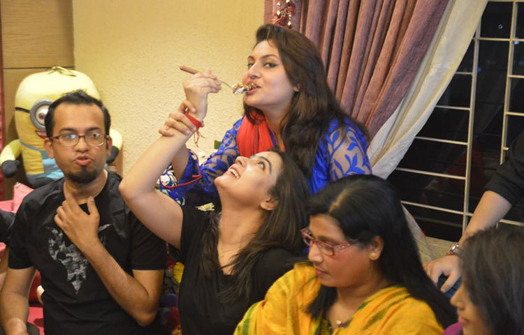 জন্মদিনের কেক খাইয়ে দিচ্ছেন মাহি।