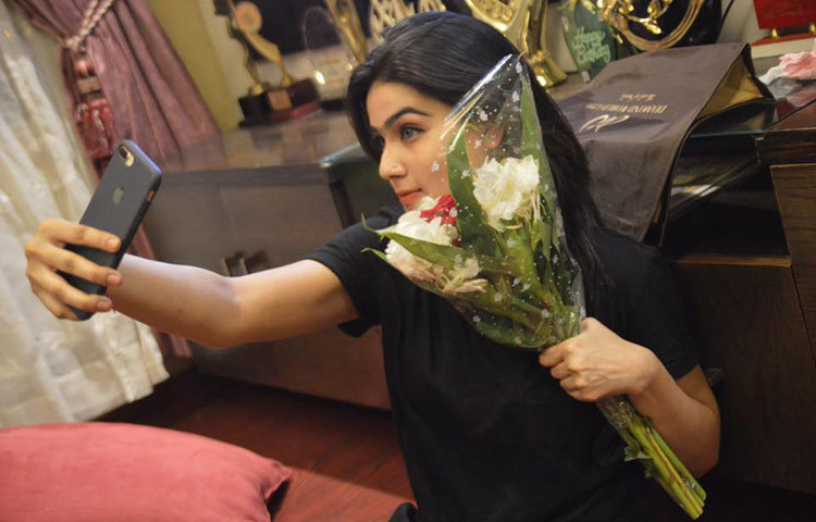 আনন্দঘন মুহূর্ত সেলফি বন্দি করছেন মাহি।