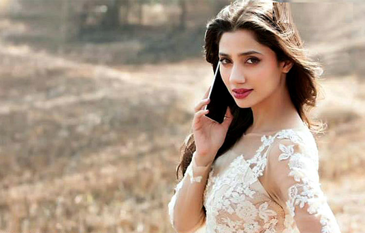 মাহিরা উর্দুভাষী পাঠান পরিবারে জন্মগ্রহণ করেন। তার পিতার নাম হাফিজ খান যিনি ব্রিটিশ সাম্রাজ্যের দিল্লীতে জন্মগ্রহণ করেন এবং দেশ বিভাগের সময় পাকিস্তানে চলে যান।