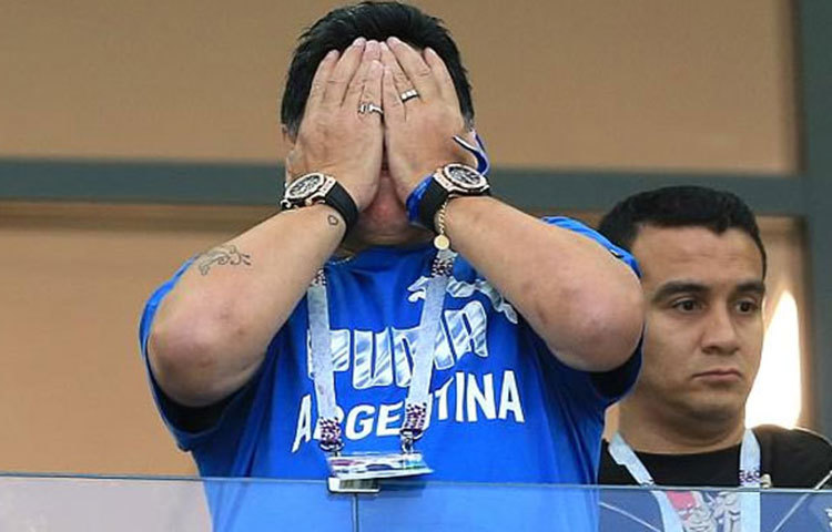 কিছু ক্ষেত্রে ঘড়ি কোম্পানির বিজ্ঞাপনী প্রচার করেন ম্যারাডোনা। তবে তার দুই হাতে ঘড়ি পরার আসল কারণ অন্য।