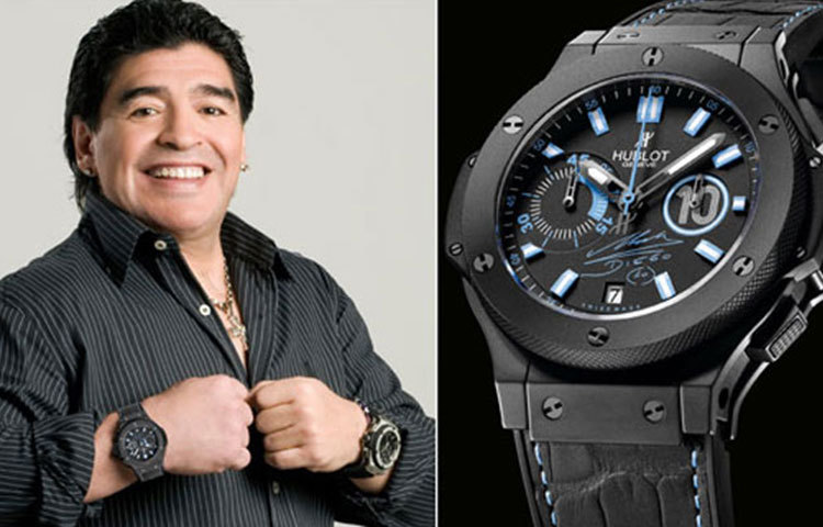 শুধুমাত্র স্থানীয় সময় দেখলে আবার ম্যারাডোনার চলে না। তিনি আলাদা করে আর্জেন্টিনার সময়ের খোঁজও রাখেন। আর তার অন্য হাতের ঘড়িটা সব সময় আর্জেন্টিনার সময়ই দেখায়।