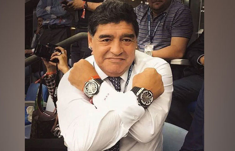 দামি গাড়ি থেকে শুরু করে কানে হিরের দুল। ম্যারাডোনা জীবনযাপন কিন্তু বেশ রাজকীয়। এমন মানুষের হাজারো শখ থাকবে সেটাই তো স্বাভাবিক। আর আর্জেন্টাইন তারকার ঘনিষ্ঠমহল জানে, ম্যারাডোনা কোনো দিনই মিতব্যয়ী ছিলেন না। বরং নিজেকে স্টাইলিশ করে তুলতে তিনি বেশ খরচ করেন।