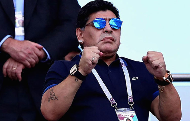 এখন বাঁতের ব্যথায় কাবু মারাডোনা। ডাক্তারদের বক্তব্য, তার অস্ত্রোপচার হবে। চিকিৎসকরা বলছেন, অস্ত্রোপচারের সিদ্ধান্ত ম্যারাডোনাকেই নিতে হবে। মারাডোনা নাকি ভালো করে হাঁটতেও পারছেন না।