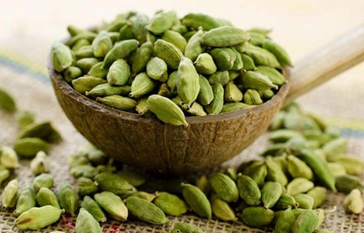 এলাচ : এলাচে রয়েছে নানা রকম রাসায়নিক উপাদান। যেমন: টর্পিন, টপিনিনোল, সিনিওল, এসিটেট, টপিনিল ইত্যাদি। এইসব উপাদান শরীরের ফ্যাটবার্ন করার ক্ষমতা বাড়ায়। ফলে শরীরে মেদ জমে না, ফলে ওজন কমে যায়।