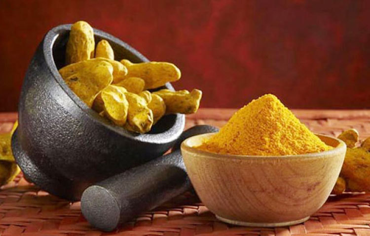 হলুদ : হলুদের বিশেষ গুণ এই যে, এটি ফ্যাট টিস্যু তৈরি হতে দেয় না। ফলে বাড়তি মেদ কমে যায় ও ওজন নিয়ন্ত্রণে থাকে।