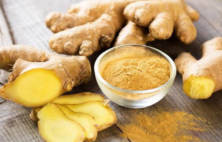 আদা : আদা শুধু সর্দি-কাশিতেই উপকারি নয়, এতে রয়েছে আরও অনেক গুণ! পেট পরিষ্কার করার ক্ষেত্রে আদা খুবই কার্যকরী। এটি পাচনতন্ত্রে জমে থাকা খাবার পরিষ্কার করে দেয় ফলে মেদ জমতে পারে না। ফ্যাট না জমলে ওজন এমনিতেই নিয়ন্ত্রণে থাকবে। এ ছাড়া আদার রস শরীরের জমে থাকা চর্বি দূর করতে সহায়তা করে।