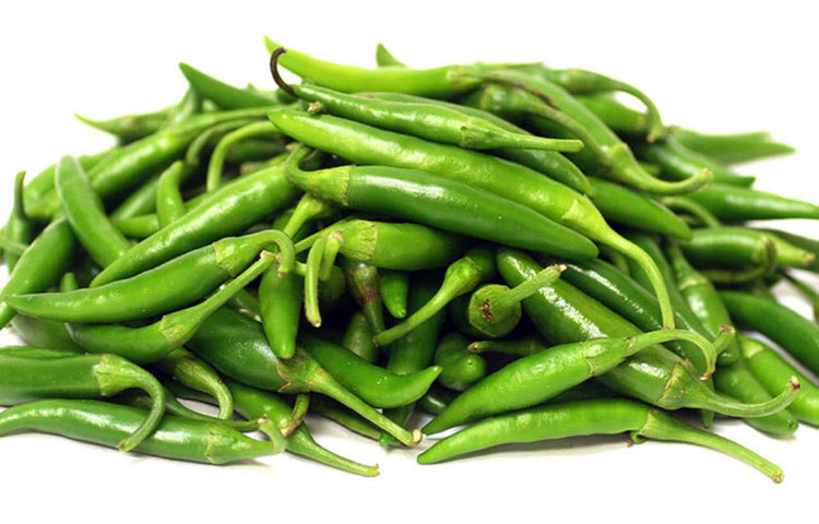 কাঁচা মরিচ : কাঁচা মরিচে রয়েছে অ্যাকজেলিক অ্যাসিড, কিউনিক অ্যাসিড, অ্যামিনো অ্যাসিড, এস্কার্বিক অ্যাসিড প্রভৃতি। এগুলো ওজন নিয়ন্ত্রণে রাখতে সাহায্য করে। আর কাঁচালঙ্কার ক্যাপসিসিন খিদেও নিয়ন্ত্রণ করে। গবেষণায় দেখা গিয়েছে, কাঁচা মরিচ মেটাবলিজম বাড়িয়ে অতিরিক্ত ক্যালরি বার্ন করতে সহায়তা করে।