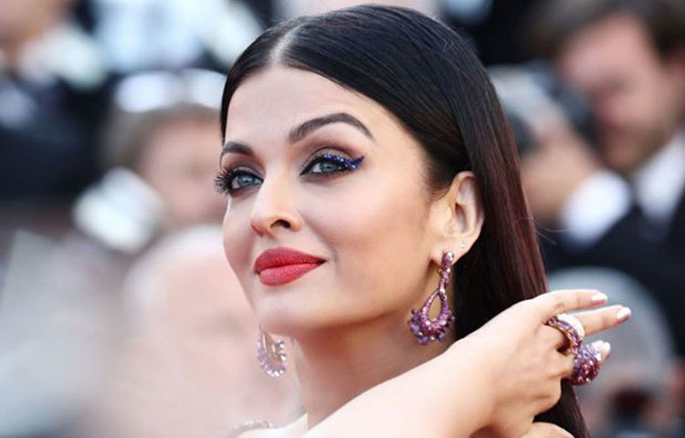 ঐশ্বরিয়া রায় : সালমান খান মারধর করতেন ঐশ্বর্যকে। সম্পর্কে থাকাকালীন নিগ্রহের শিকার হয়েছিলেন ঐশ্বর্যও, অনেক বার বলেছেন অভিনেত্রী।