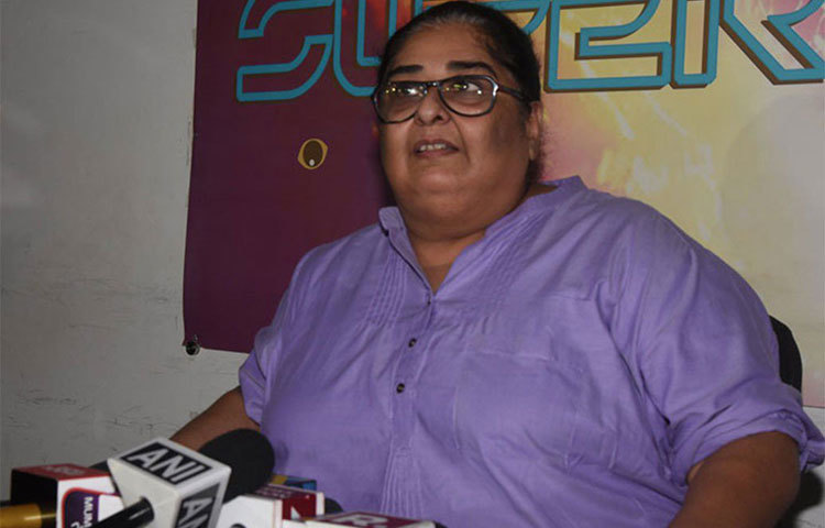 বিনতা নন্দা : এই পরিচালক-প্রযোজক অভিযোগ আনেন অলোক নাথের বিরুদ্ধে। বিনতার পোস্ট বলছে, বিনতারই লেখা টিভি সিরিজ ‘তারা’য় সহ-অভিনেত্রীকে লাগাতার নিগ্রহ করছিলেন অলোক। বিনতাকেও অলোক নাথ ধর্ষণ করেছেন, এমনটাই অভিযোগ আনা হয়েছে।