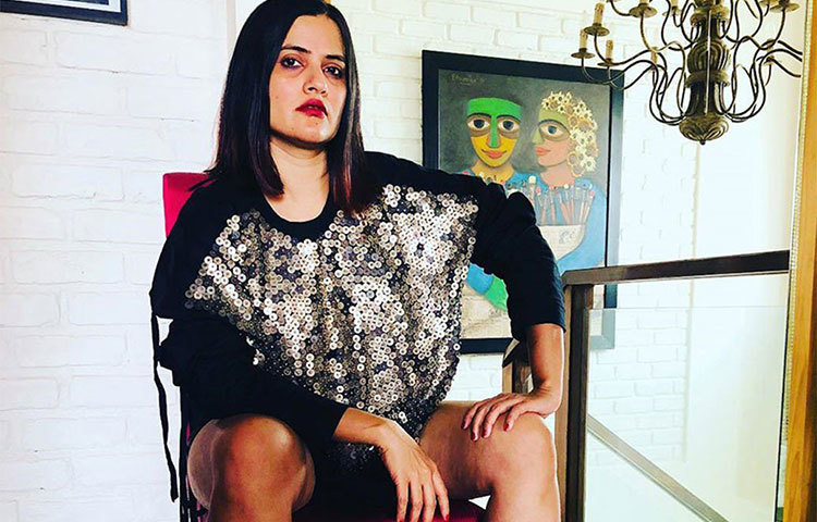 সোনা মহাপাত্র : গায়ক কৈলাস খেরের বিরুদ্ধে যৌন নিগ্রহ নিয়ে মুখ খুলেছেন ‘অম্বরসরিয়া’ গায়িকা। কৈলাস ও তার ব্যান্ডের এক সঙ্গে পারফর্ম করার কথা নিয়েই আলোচনা ছিল দু’জনের।