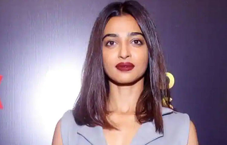 রাধিকা আপ্তে : যৌন নিগ্রহের শিকার হয়েছিলেন তিনিও। ‘কিছু ব্যক্তি বলিউডে ক্ষমতাকে ব্যবহার করে, নিজেদের ভগবান মনে করে। আবার মহিলাদের নিগ্রহ করে’ এমনটাই বলেছিলেন তিনি।