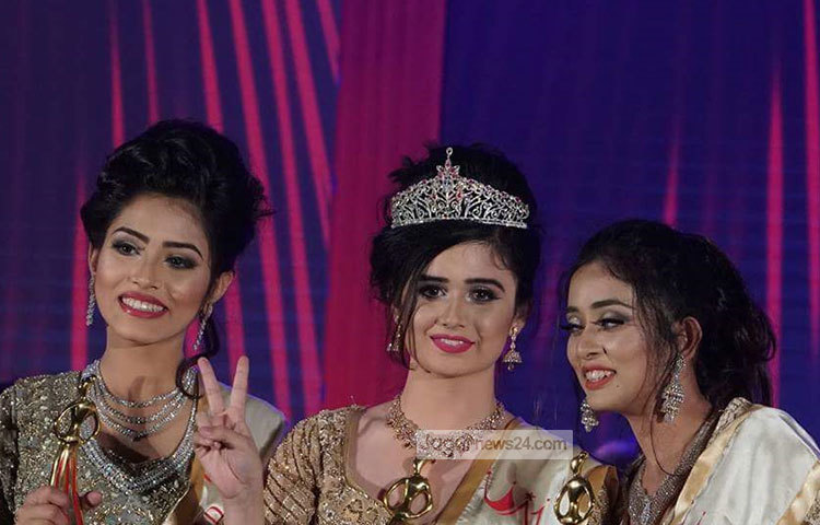 মিস ওয়ার্ল্ড বাংলাদেশ বিজয়ী তিন। এবারের মিস ওয়ার্ল্ড বিজয়ী হয়েছেন জান্নাতুল ফেরদৌস ঐশী (মাঝে)। রোববার রাত ১২টায় ইন্টারন্যাশনাল কনভেনশন সিটি বসুন্ধরার রাজদর্শন হলে এবারের আসরের বিজয়ীর নাম ঘোষণা করা হয়। এবার দ্বিতীয় হয়েছেন নিশাত মাওয়া সালওয়া ও তৃতীয় হয়েছেন নাজিবা বুশরা। ছবি : মাহবুব আলম