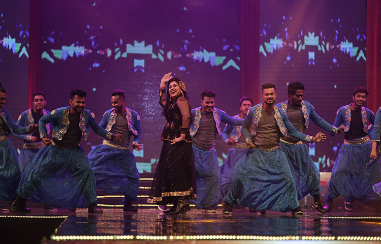 মিস ওয়ার্ল্ড বাংলাদেশ প্রতিযোগিতা অনুষ্ঠানে নৃত্য পরিবেশন করছেন চিত্রনায়িকা অপু বিশ্বাস।