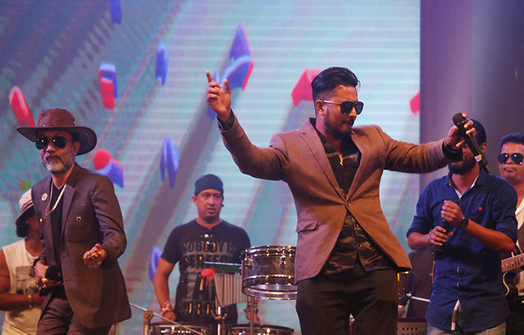 নাচে গানে মাতিয়ে তোলা হয় মস ওয়ার্ল্ড বাংলাদেশ প্রতিযোগিতা অনুষ্ঠান। ছবি : মাহবুব আলম