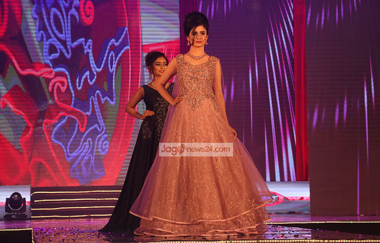 প্রতিযোগীরা ক্যাটওয়াক করছে। ছবি : মাহবুব আলম