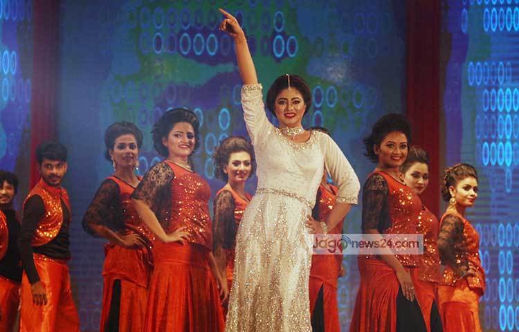 নৃত্যে নৃত্যে মুগ্ধ করছেন এক প্রতিযোগী। ছবি : মাহবুব আলম