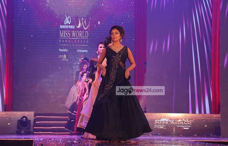 ক্যাটওয়াকে প্রতিযোগীরা। ছবি : মাহবুব আলম