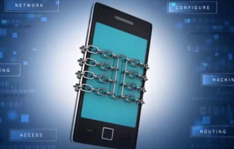 এই তো সবে ফুল চার্জ দিলেন। ফোনে হাত দিতে না দিতেই ফের ব্যাটারি লো সিগন্যাল দেখাচ্ছে। শুধুমাত্র ফোন খারাপ হলেই যে এমন হয় তা কিন্তু নয়, ফোন হ্যাক করা হলেও এরকম হয়ে থাকে।