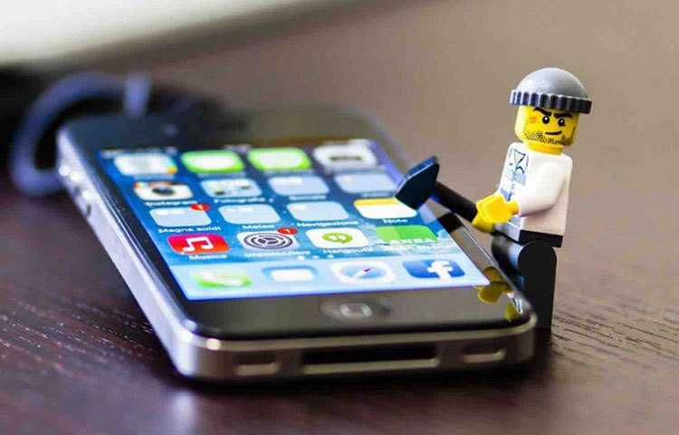 কারণ ফোনের ভিতরে আসলে এমন কোনো অ্যাপ্লিকেশন চলছে, যা হয়তো আপনার অজানা। আর সেই অ্যাপ্লিকেশনের মাধ্যমেই হতে পারে হ্যাকার হানা দিয়েছে আপনার ফোনে!