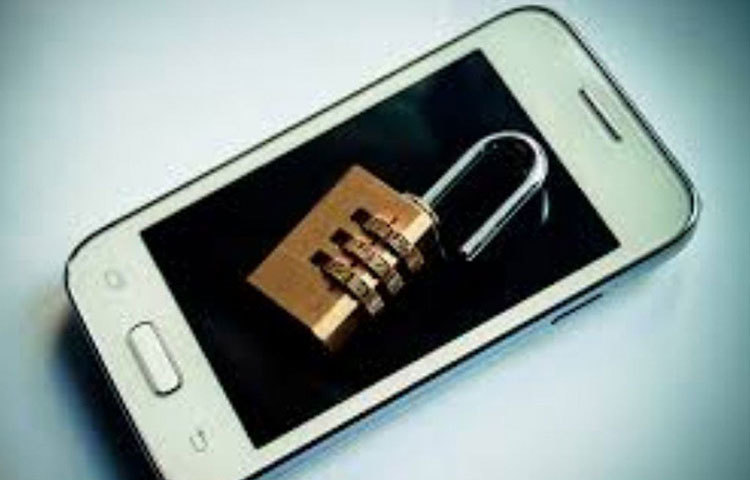 অনেকক্ষণ ধরে ফোনে কথা বললে হ্যান্ডসেট গরম হয়ে যাওয়া খুবই সাধারণ বিষয়। কিন্তু যদি উল্টোটা হয়? অর্থাৎ ফোন নিয়ে বিন্দুমাত্রও ঘাঁটাঘাঁটি করলেন না অথচ ফোন খুব গরম হয়ে গেল! এরকম যদি হয় তাহলেও কিন্তু সাবধান হয়ে যাওয়াই ভালো।