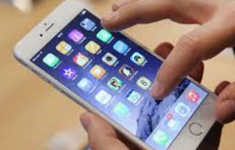 অনেক সময় এটাও দেখা যায়, কাজ করার সময় নিজে থেকেই ফোন বন্ধ হয়ে ফের চালু হয়। বা ধরুন, নিজে থেকেই কিছু নম্বর ডায়াল হয়ে যাচ্ছে বা কিছু অ্যাপ্লিকেশন নিজে থেকে খুলে যাচ্ছে। এগুলো যদি প্রায়ই আপনার ফোনে হতে থাকে, তাহলে আপনার ফোন হ্যাকড্ হওয়ার সম্ভাবনা অনেকটাই।