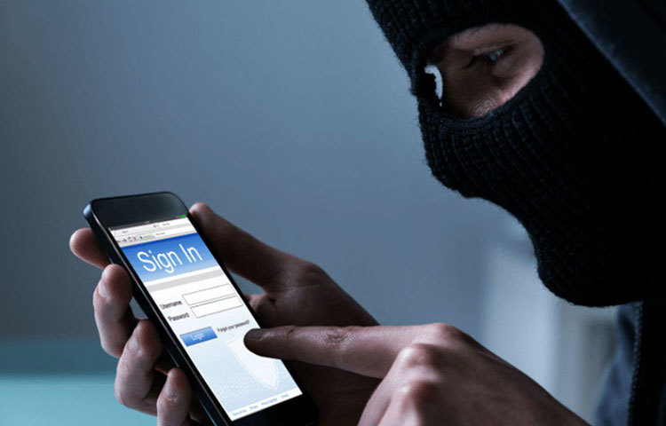 আবার অনেক সময় এটাও দেখা গিয়েছে, হ্যাক করা ফোন কিছুতেই সহজে বন্ধ করা যায় না। বন্ধ করতে গেলে অন্য কোনো অ্যাপ্লিকেশন খুলে যায়। ফোনের লাইট হঠাৎ করে বেড়ে যাওয়া, এগুলোও কিন্তু হ্যাক হওয়ার লক্ষণ।