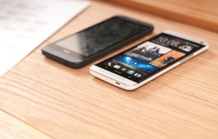 ফোনে কথা বলার সময় কি খুব বাড়তি আওয়াজ শুনতে পান বা নিজের কথা প্রতিধ্বনিত হয়। কিন্তু যে জায়গায় দাঁড়িয়ে কথা বলছেন সেখানে কোনো রকম চিৎকার চেঁচামেচি হচ্ছে না। এরকম অভিজ্ঞতা শুধু ফোন খারাপ হলেই হয় না, ফোন হ্যাক হলেও হয়ে থাকে।