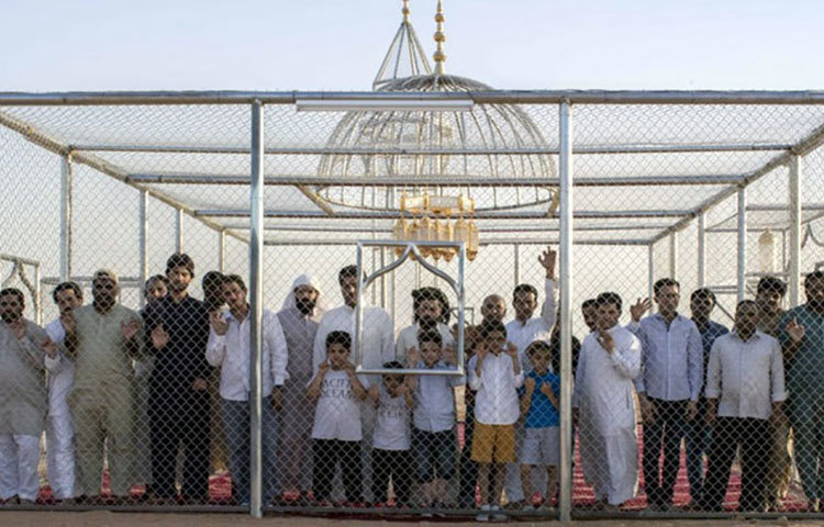 শিল্পী আজলান ঘারেম মসজিদটি নির্মাণ করেছেন স্টিল, প্লেক্সিগ্লাস, অ্যালুমিনিয়ামের সঙ্গে বৈদ্যুতিক আলোর সংযোজন ঘটিয়েছেন।