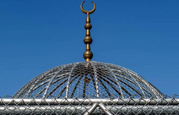 দৃষ্টিনন্দন কাঁচের তৈরি মসজিদের মিনার।