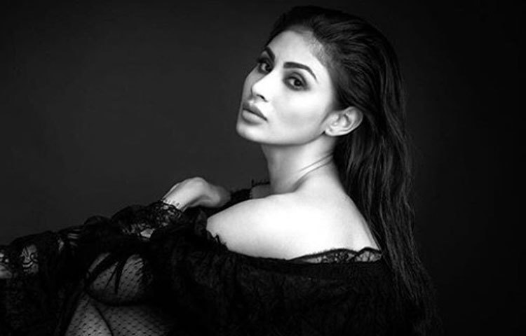 শুধু অভিনয় নয়, নাচেও পারদর্শী মৌনী। তিনি একজন প্রশিক্ষিত কত্থক শিল্পী।