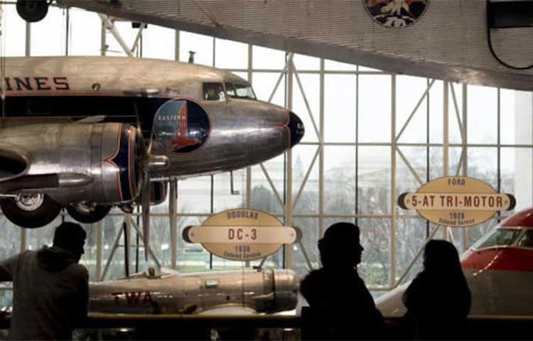 ন্যাশনাল এয়ার অ্যান্ড স্পেস মিউজিয়াম-এই জাদুঘরের নাম। এটি ওয়াশিংটনে অবস্থিত।